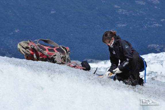Nossos guias preparam terreno e equipamento de segurança para nosso curso de escalada no gelo no glaciar Viedma, no Parque Nacional Los Glaciares, região de El Chaltén, no sul da Argentina